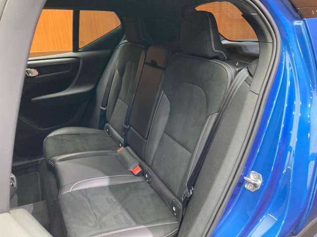 ボルボ ＸＣ４０ T4 AWD Rデザイン 千葉県 2020(令2)年 4.6万km 青Ｍ パノラマＳＲ　/コンビニエンスＰ　/ｈａｒｍａｎｋａｒｄｏｎサウンド　/ＡＣＣ　/半革　/ナビ　/ＴＶ　/３６０°Ｂｌｕｅｔｏｏｔｈ接続　/電動シート　/シートＨ　/電動リアゲート　/衝突軽減Ｂ　/ＢＳＭ　/ＬＫＡ　/１オーナー