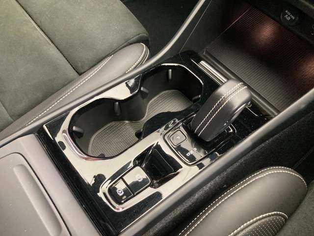 ボルボ ＸＣ４０ T4 AWD Rデザイン 千葉県 2020(令2)年 4.6万km 青Ｍ パノラマＳＲ　/コンビニエンスＰ　/ｈａｒｍａｎｋａｒｄｏｎサウンド　/ＡＣＣ　/半革　/ナビ　/ＴＶ　/３６０°Ｂｌｕｅｔｏｏｔｈ接続　/電動シート　/シートＨ　/電動リアゲート　/衝突軽減Ｂ　/ＢＳＭ　/ＬＫＡ　/１オーナー