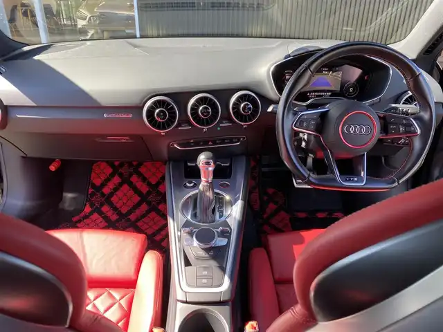 アウディ ＴＴＳクーペ 2.0 TFSI クワトロ 福岡県 2015(平27)年 8.6万km デイトナグレーパールエフェクト RSスタイルquattroグリル/可変リアウイング/バーチャルコックピット/・純正ナビ/・CD/DVD/Bluetooth/・フルセグTV/BANG&OLUFSENサウンド/バックカメラ/ETC2.0/純正ドライブレコーダー/4本出しマフラー/バケットシート/・赤革シート/・パワーシート/・シートヒーター/クルーズコントロール/コーナーセンサー/LEDヘッドライト