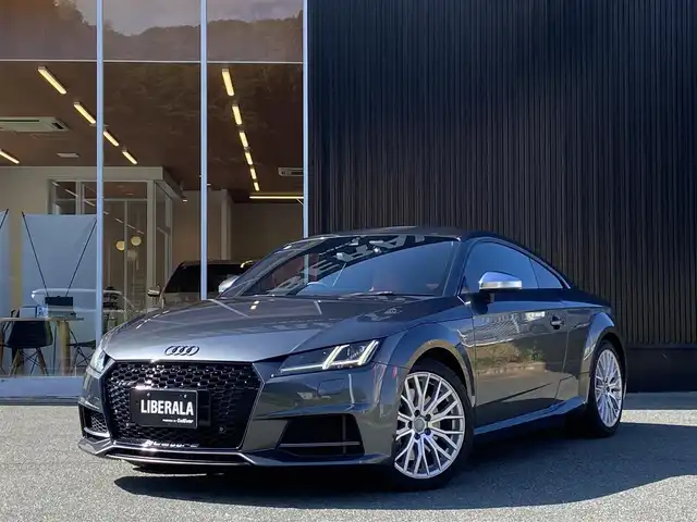 アウディ ＴＴＳクーペ 2.0 TFSI クワトロ 福岡県 2015(平27)年 8.6万km デイトナグレーパールエフェクト RSスタイルquattroグリル/可変リアウイング/バーチャルコックピット/・純正ナビ/・CD/DVD/Bluetooth/・フルセグTV/BANG&OLUFSENサウンド/バックカメラ/ETC2.0/純正ドライブレコーダー/4本出しマフラー/バケットシート/・赤革シート/・パワーシート/・シートヒーター/クルーズコントロール/コーナーセンサー/LEDヘッドライト