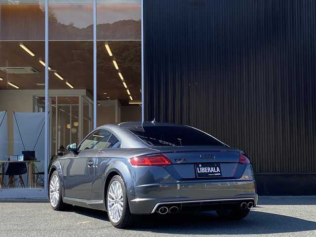 アウディ ＴＴＳクーペ 2.0 TFSI クワトロ 福岡県 2015(平27)年 8.6万km デイトナグレーパールエフェクト RSスタイルquattroグリル/可変リアウイング/バーチャルコックピット/・純正ナビ/・CD/DVD/Bluetooth/・フルセグTV/BANG&OLUFSENサウンド/バックカメラ/ETC2.0/純正ドライブレコーダー/4本出しマフラー/バケットシート/・赤革シート/・パワーシート/・シートヒーター/クルーズコントロール/コーナーセンサー/LEDヘッドライト