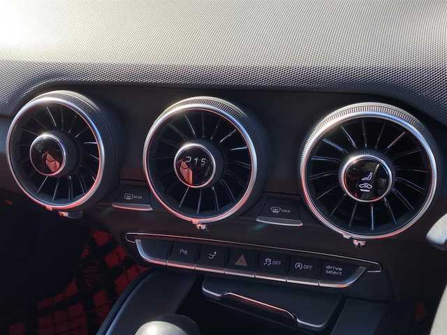 アウディ ＴＴＳクーペ 2.0 TFSI クワトロ 福岡県 2015(平27)年 8.6万km デイトナグレーパールエフェクト RSスタイルquattroグリル/可変リアウイング/バーチャルコックピット/・純正ナビ/・CD/DVD/Bluetooth/・フルセグTV/BANG&OLUFSENサウンド/バックカメラ/ETC2.0/純正ドライブレコーダー/4本出しマフラー/バケットシート/・赤革シート/・パワーシート/・シートヒーター/クルーズコントロール/コーナーセンサー/LEDヘッドライト
