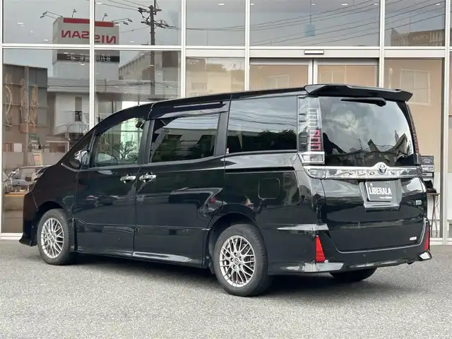 トヨタ ヴォクシー ハイブリッド ZS 煌Ⅲ 福岡県 2021(令3)年 8.5万km 黒 純正ナビ／ＴＶ　/Ｂｌｕｅｔｏｏｔｈ　/Ｂカメラ　/クルーズコントロール　/ドアイージークローザー　/レーンキープアシスト　/前席シートヒーター　/スマートキー　/純正１６インチＡＷ