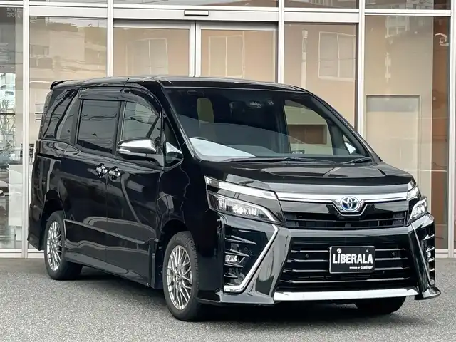 トヨタ ヴォクシー ハイブリッド ZS 煌Ⅲ 福岡県 2021(令3)年 8.5万km 黒 純正ナビ／ＴＶ　/Ｂｌｕｅｔｏｏｔｈ　/Ｂカメラ　/クルーズコントロール　/ドアイージークローザー　/レーンキープアシスト　/前席シートヒーター　/スマートキー　/純正１６インチＡＷ