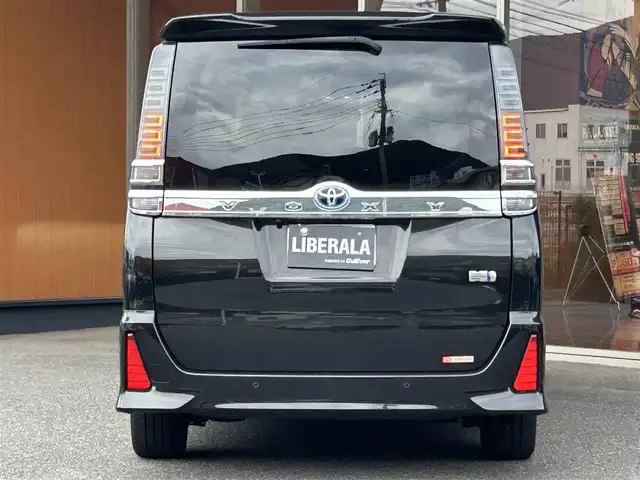 トヨタ ヴォクシー ハイブリッド ZS 煌Ⅲ 福岡県 2021(令3)年 8.5万km 黒 純正ナビ／ＴＶ　/Ｂｌｕｅｔｏｏｔｈ　/Ｂカメラ　/クルーズコントロール　/ドアイージークローザー　/レーンキープアシスト　/前席シートヒーター　/スマートキー　/純正１６インチＡＷ