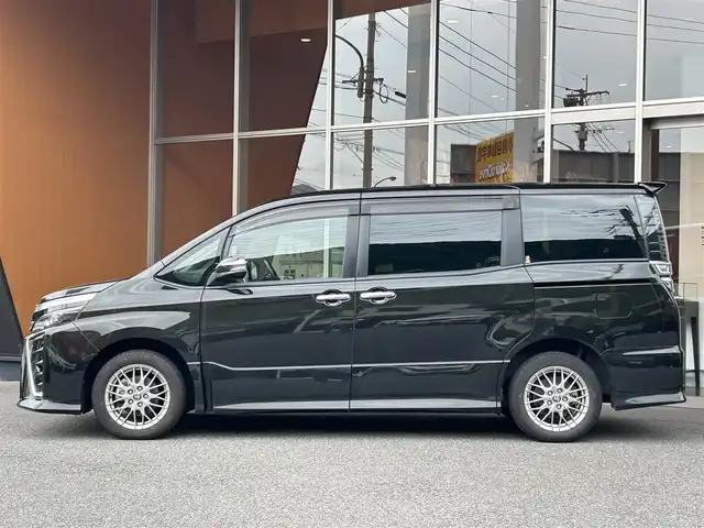 トヨタ ヴォクシー ハイブリッド ZS 煌Ⅲ 福岡県 2021(令3)年 8.5万km 黒 純正ナビ／ＴＶ　/Ｂｌｕｅｔｏｏｔｈ　/Ｂカメラ　/クルーズコントロール　/ドアイージークローザー　/レーンキープアシスト　/前席シートヒーター　/スマートキー　/純正１６インチＡＷ