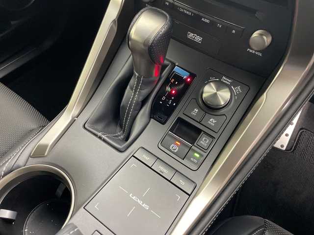 レクサス ＮＸ 300h Fスポーツ 道央・札幌 2019(平31)年 3.5万km ホワイトノーヴァガラスフレーク ・4WD/・サンルーフ/・マークレビンソンサウンド/・純正ナビ/・BT&CD&DVD&SD&フルセグTV/・全方位カメラ/・レクサスセーフティーシステム/・レーダークルーズコントロール/・ブラインドスポットモニター/・パドルシフト/・ステアリングスイッチ/・ステアリングヒーター/・レザーシート/・メモリ付きシート/・前席シートヒーター&ベンチレーション/・ヘッドアップディスプレイ/・ビルトインETC2.0/・オートライト/・LEDヘッドライト/・スマートキー/・プッシュスタート