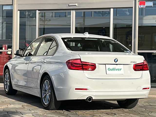 ＢＭＷ ３１８ｉ 静岡県 2018(平30)年 6.1万km アルピンホワイトⅢ 純正ナビ/・AM/・FM/・音楽ライブラリ/・CD/DVD/・Bluetooth/・USB接続/主要装備/・１６インチ純正ＡＷ/・オートライト/・リアフォグ/・クルーズコントロール/・ＬＥＤヘッドライト/・レーンキープアシスト/・アイドリングストップ/・ＭＴモード付ＡＴ/・コーナーセンサー/・ＥＴＣ/・ドラレコ/・バックカメラ/・サイド+カーテンエアバッグ/・インテリジェントセーフティ