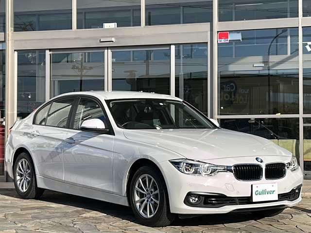 ＢＭＷ ３１８ｉ 静岡県 2018(平30)年 6.1万km アルピンホワイトⅢ 純正ナビ/・AM/・FM/・音楽ライブラリ/・CD/DVD/・Bluetooth/・USB接続/主要装備/・１６インチ純正ＡＷ/・オートライト/・リアフォグ/・クルーズコントロール/・ＬＥＤヘッドライト/・レーンキープアシスト/・アイドリングストップ/・ＭＴモード付ＡＴ/・コーナーセンサー/・ＥＴＣ/・ドラレコ/・バックカメラ/・サイド+カーテンエアバッグ/・インテリジェントセーフティ