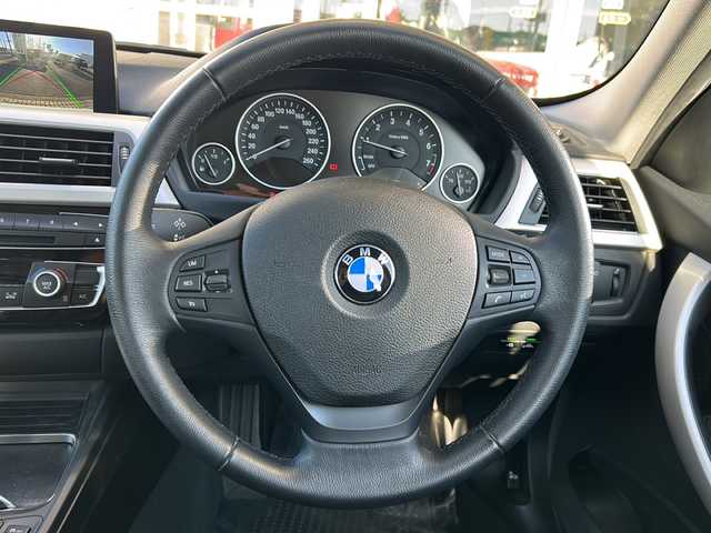 ＢＭＷ ３１８ｉ 静岡県 2018(平30)年 6.1万km アルピンホワイトⅢ 純正ナビ/・AM/・FM/・音楽ライブラリ/・CD/DVD/・Bluetooth/・USB接続/主要装備/・１６インチ純正ＡＷ/・オートライト/・リアフォグ/・クルーズコントロール/・ＬＥＤヘッドライト/・レーンキープアシスト/・アイドリングストップ/・ＭＴモード付ＡＴ/・コーナーセンサー/・ＥＴＣ/・ドラレコ/・バックカメラ/・サイド+カーテンエアバッグ/・インテリジェントセーフティ