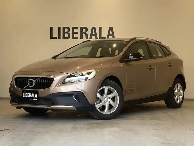 ボルボ Ｖ４０ クロスカントリー D4 キネティック 熊本県 2016(平28)年 5.1万km ロウカッパーM ・スマートキー/・プッシュスタート/・シティーセーフティ/・ドライバーアラート/・アクティブハイビーム/・ブラインドスポットモニター/・レーンキープエイド/・道路標識情報/・純正HDDナビ/　【DVD・Bluetooth・USB・MSV】/・フルセグTV/・バックカメラ/・ETC/・LEDヘッドランプ/・純正マット