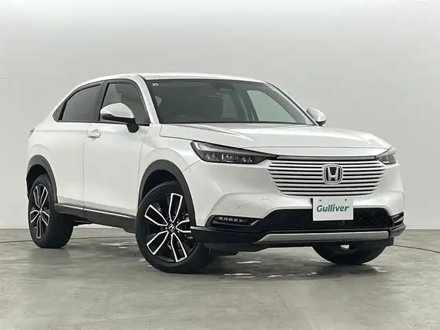 ホンダ ヴェゼル ハイブリッド e:HEV Z 福島県 2021(令3)年 2.1万km プラチナホワイトパール レンタアップ/ホンダセンシング/・衝突軽減ブレーキ（CMBS）/・車線維持支援システム（LKAS）/・先行車発進お知らせ機能/・オートハイビーム/・アダプティブクルーズコントロール（ACC）/・ブラインドスポットインフォメーション/・パーキングセンサーシステム/・誤発進抑制機能/ダウンヒルアシスト/SDナビ/型番:MDV-S708/・AM/FM/CD/DVD/USB/BT/iPod/フルセグTV/・バックカメラ/・ETC/パワーバックドア/チルト式ステアリング/・ステアリングスイッチ/・パドルシフト/・ステアリングヒーター/電子パーキングブレーキ/・オートホールド/プッシュスタート/・スマートキー/・スペアキー/LEDヘッドランプ/・オートライト/・フォグランプ/ハーフレザーシート/・シートヒーター/純正AW/純正フロアマット