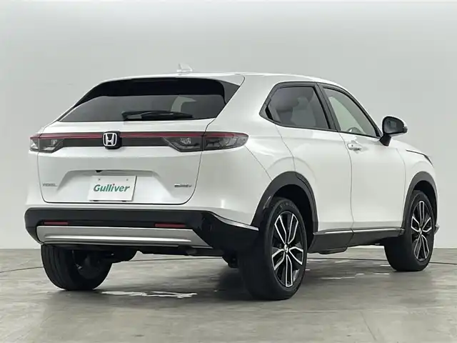 ホンダ ヴェゼル ハイブリッド e:HEV Z 福島県 2021(令3)年 2.1万km プラチナホワイトパール レンタアップ/ホンダセンシング/・衝突軽減ブレーキ（CMBS）/・車線維持支援システム（LKAS）/・先行車発進お知らせ機能/・オートハイビーム/・アダプティブクルーズコントロール（ACC）/・ブラインドスポットインフォメーション/・パーキングセンサーシステム/・誤発進抑制機能/ダウンヒルアシスト/SDナビ/型番:MDV-S708/・AM/FM/CD/DVD/USB/BT/iPod/フルセグTV/・バックカメラ/・ETC/パワーバックドア/チルト式ステアリング/・ステアリングスイッチ/・パドルシフト/・ステアリングヒーター/電子パーキングブレーキ/・オートホールド/プッシュスタート/・スマートキー/・スペアキー/LEDヘッドランプ/・オートライト/・フォグランプ/ハーフレザーシート/・シートヒーター/純正AW/純正フロアマット