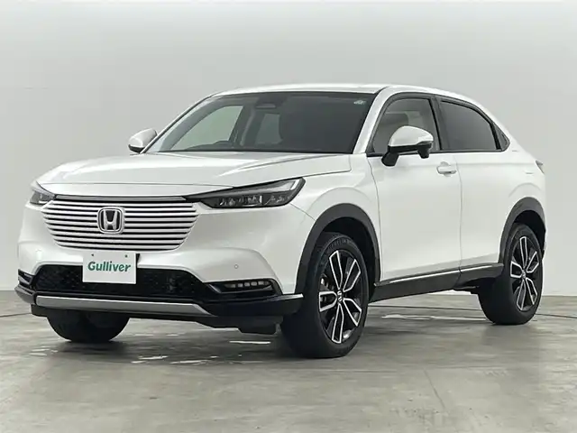 ホンダ ヴェゼル ハイブリッド e:HEV Z 福島県 2021(令3)年 2.1万km プラチナホワイトパール レンタアップ/ホンダセンシング/・衝突軽減ブレーキ（CMBS）/・車線維持支援システム（LKAS）/・先行車発進お知らせ機能/・オートハイビーム/・アダプティブクルーズコントロール（ACC）/・ブラインドスポットインフォメーション/・パーキングセンサーシステム/・誤発進抑制機能/ダウンヒルアシスト/SDナビ/型番:MDV-S708/・AM/FM/CD/DVD/USB/BT/iPod/フルセグTV/・バックカメラ/・ETC/パワーバックドア/チルト式ステアリング/・ステアリングスイッチ/・パドルシフト/・ステアリングヒーター/電子パーキングブレーキ/・オートホールド/プッシュスタート/・スマートキー/・スペアキー/LEDヘッドランプ/・オートライト/・フォグランプ/ハーフレザーシート/・シートヒーター/純正AW/純正フロアマット