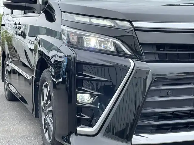 トヨタ ヴォクシー ZS 茨城県 2019(令1)年 6.8万km イナズマスパーキングブラックガラスフレーク 純正ナビ/【AM・FM・ＣＤ・ＤＶＤ・TV・SD・BT】/フリップダウンモニター/クルコン/ETC/Bカメラ/片側パワスラ/アイドリングストップ/前後コーナーセンサー/MTモード付AT/オートライト/オートハイビーム/Fフォグ/LEDライト/純正フロアマット/純正アルミホイール/横滑り防止装置/レーンキープアシスト/衝突被害軽減システム