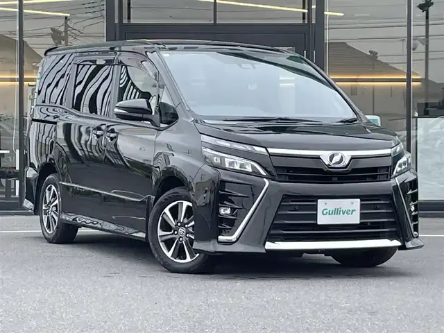 トヨタ ヴォクシー ZS 茨城県 2019(令1)年 6.8万km イナズマスパーキングブラックガラスフレーク 純正ナビ/【AM・FM・ＣＤ・ＤＶＤ・TV・SD・BT】/フリップダウンモニター/クルコン/ETC/Bカメラ/片側パワスラ/アイドリングストップ/前後コーナーセンサー/MTモード付AT/オートライト/オートハイビーム/Fフォグ/LEDライト/純正フロアマット/純正アルミホイール/横滑り防止装置/レーンキープアシスト/衝突被害軽減システム