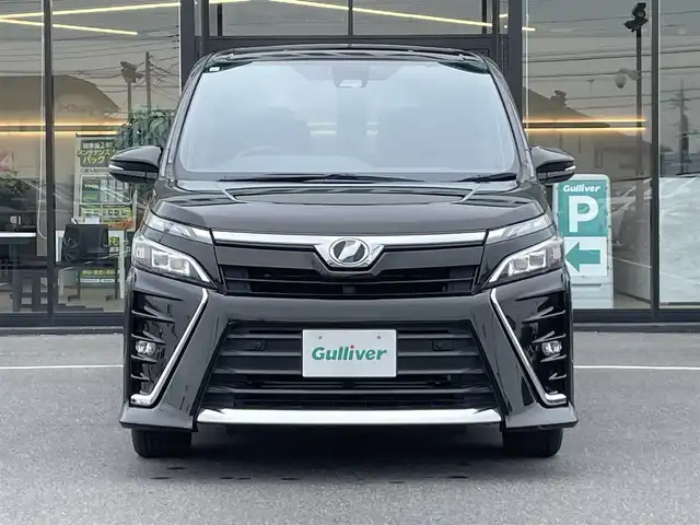 トヨタ ヴォクシー ZS 茨城県 2019(令1)年 6.8万km イナズマスパーキングブラックガラスフレーク 純正ナビ/【AM・FM・ＣＤ・ＤＶＤ・TV・SD・BT】/フリップダウンモニター/クルコン/ETC/Bカメラ/片側パワスラ/アイドリングストップ/前後コーナーセンサー/MTモード付AT/オートライト/オートハイビーム/Fフォグ/LEDライト/純正フロアマット/純正アルミホイール/横滑り防止装置/レーンキープアシスト/衝突被害軽減システム