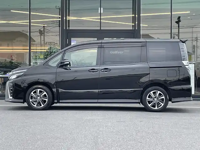 トヨタ ヴォクシー ZS 茨城県 2019(令1)年 6.8万km イナズマスパーキングブラックガラスフレーク 純正ナビ/【AM・FM・ＣＤ・ＤＶＤ・TV・SD・BT】/フリップダウンモニター/クルコン/ETC/Bカメラ/片側パワスラ/アイドリングストップ/前後コーナーセンサー/MTモード付AT/オートライト/オートハイビーム/Fフォグ/LEDライト/純正フロアマット/純正アルミホイール/横滑り防止装置/レーンキープアシスト/衝突被害軽減システム