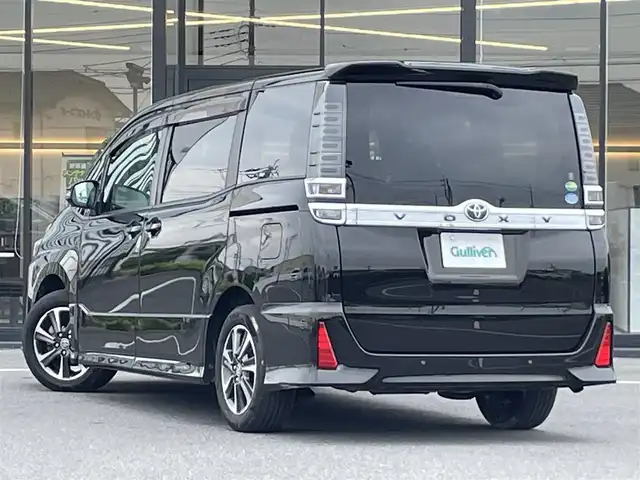 トヨタ ヴォクシー ZS 茨城県 2019(令1)年 6.8万km イナズマスパーキングブラックガラスフレーク 純正ナビ/【AM・FM・ＣＤ・ＤＶＤ・TV・SD・BT】/フリップダウンモニター/クルコン/ETC/Bカメラ/片側パワスラ/アイドリングストップ/前後コーナーセンサー/MTモード付AT/オートライト/オートハイビーム/Fフォグ/LEDライト/純正フロアマット/純正アルミホイール/横滑り防止装置/レーンキープアシスト/衝突被害軽減システム