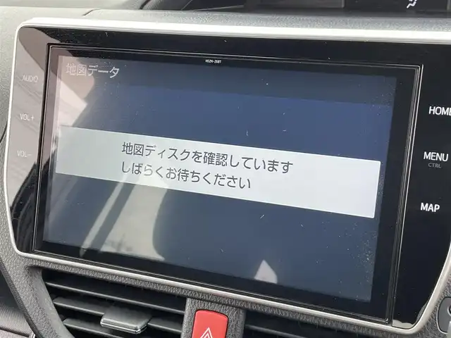 トヨタ ヴォクシー ZS 茨城県 2019(令1)年 6.8万km イナズマスパーキングブラックガラスフレーク 純正ナビ/【AM・FM・ＣＤ・ＤＶＤ・TV・SD・BT】/フリップダウンモニター/クルコン/ETC/Bカメラ/片側パワスラ/アイドリングストップ/前後コーナーセンサー/MTモード付AT/オートライト/オートハイビーム/Fフォグ/LEDライト/純正フロアマット/純正アルミホイール/横滑り防止装置/レーンキープアシスト/衝突被害軽減システム
