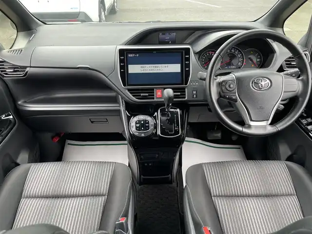 トヨタ ヴォクシー ZS 茨城県 2019(令1)年 6.8万km イナズマスパーキングブラックガラスフレーク 純正ナビ/【AM・FM・ＣＤ・ＤＶＤ・TV・SD・BT】/フリップダウンモニター/クルコン/ETC/Bカメラ/片側パワスラ/アイドリングストップ/前後コーナーセンサー/MTモード付AT/オートライト/オートハイビーム/Fフォグ/LEDライト/純正フロアマット/純正アルミホイール/横滑り防止装置/レーンキープアシスト/衝突被害軽減システム