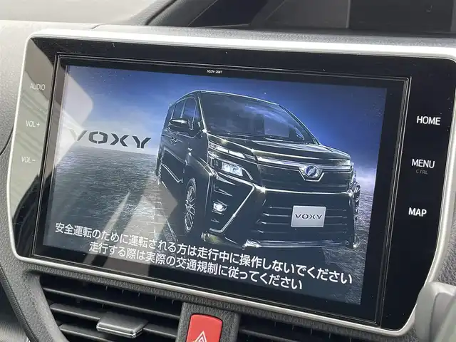 トヨタ ヴォクシー ZS 茨城県 2019(令1)年 6.8万km イナズマスパーキングブラックガラスフレーク 純正ナビ/【AM・FM・ＣＤ・ＤＶＤ・TV・SD・BT】/フリップダウンモニター/クルコン/ETC/Bカメラ/片側パワスラ/アイドリングストップ/前後コーナーセンサー/MTモード付AT/オートライト/オートハイビーム/Fフォグ/LEDライト/純正フロアマット/純正アルミホイール/横滑り防止装置/レーンキープアシスト/衝突被害軽減システム
