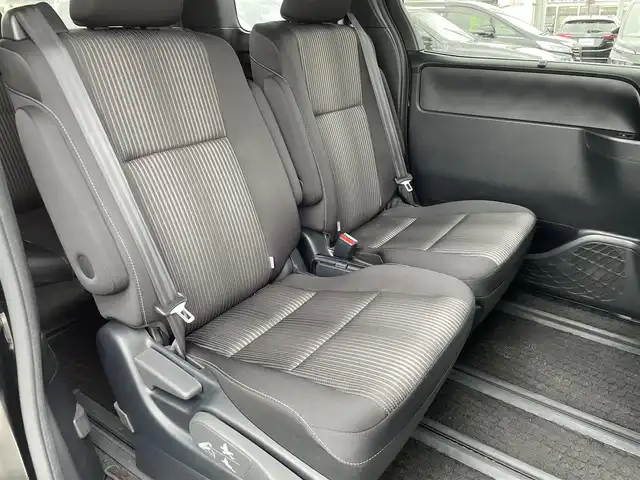 トヨタ ヴォクシー ZS 茨城県 2019(令1)年 6.8万km イナズマスパーキングブラックガラスフレーク 純正ナビ/【AM・FM・ＣＤ・ＤＶＤ・TV・SD・BT】/フリップダウンモニター/クルコン/ETC/Bカメラ/片側パワスラ/アイドリングストップ/前後コーナーセンサー/MTモード付AT/オートライト/オートハイビーム/Fフォグ/LEDライト/純正フロアマット/純正アルミホイール/横滑り防止装置/レーンキープアシスト/衝突被害軽減システム