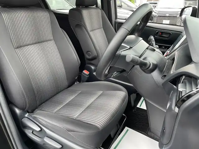 トヨタ ヴォクシー ZS 茨城県 2019(令1)年 6.8万km イナズマスパーキングブラックガラスフレーク 純正ナビ/【AM・FM・ＣＤ・ＤＶＤ・TV・SD・BT】/フリップダウンモニター/クルコン/ETC/Bカメラ/片側パワスラ/アイドリングストップ/前後コーナーセンサー/MTモード付AT/オートライト/オートハイビーム/Fフォグ/LEDライト/純正フロアマット/純正アルミホイール/横滑り防止装置/レーンキープアシスト/衝突被害軽減システム