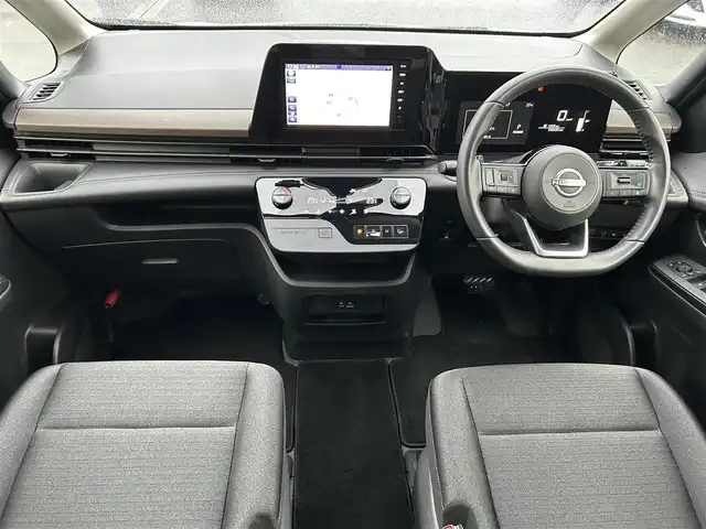 日産 セレナ ハイウェイスター V 静岡県 2023(令5)年 3.4万km プリズムホワイト レンタアップ/純正9インチナビ/・フルセグTV/・Bluetooth接続/フリップダウンモニター/Bカメラ/プロパイロット/・先行車追従走行/・車線維持支援/・渋滞時追従走行/・ナビリンク機能/エマージェンシーブレーキ/前後コーナーセンサー/両側パワスラ/プッシュスタート/スマートキー/スペアキー/電動パーキングブレーキ/オートブレーキホールド/LEDオートライト・オートハイビーム/純正16インチアルミホイール/取扱説明書/保証書