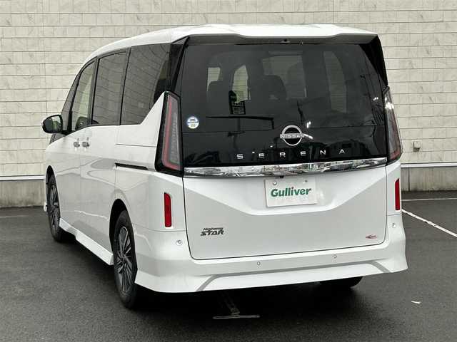 日産 セレナ ハイウェイスター V 静岡県 2023(令5)年 3.4万km プリズムホワイト レンタアップ/純正9インチナビ/・フルセグTV/・Bluetooth接続/フリップダウンモニター/Bカメラ/プロパイロット/・先行車追従走行/・車線維持支援/・渋滞時追従走行/・ナビリンク機能/エマージェンシーブレーキ/前後コーナーセンサー/両側パワスラ/プッシュスタート/スマートキー/スペアキー/電動パーキングブレーキ/オートブレーキホールド/LEDオートライト・オートハイビーム/純正16インチアルミホイール/取扱説明書/保証書