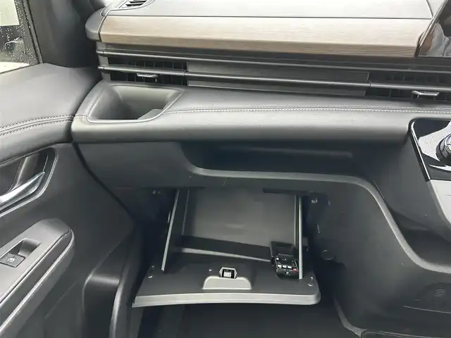 日産 セレナ ハイウェイスター V 静岡県 2023(令5)年 3.4万km プリズムホワイト レンタアップ/純正9インチナビ/・フルセグTV/・Bluetooth接続/フリップダウンモニター/Bカメラ/プロパイロット/・先行車追従走行/・車線維持支援/・渋滞時追従走行/・ナビリンク機能/エマージェンシーブレーキ/前後コーナーセンサー/両側パワスラ/プッシュスタート/スマートキー/スペアキー/電動パーキングブレーキ/オートブレーキホールド/LEDオートライト・オートハイビーム/純正16インチアルミホイール/取扱説明書/保証書