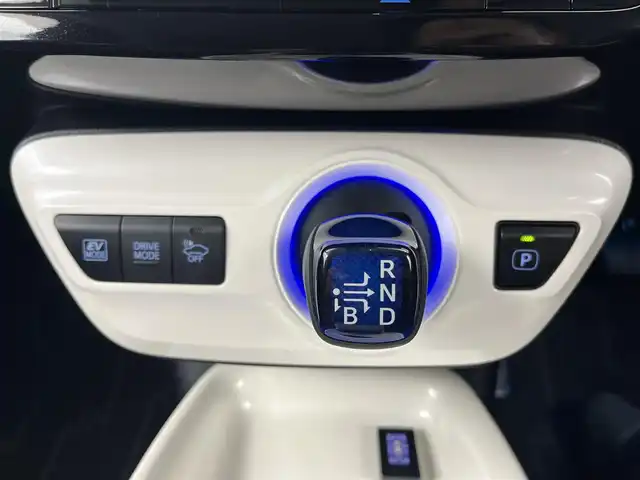 トヨタ プリウス A プレミアム 愛知県 2016(平28)年 5.9万km ホワイトパールクリスタルシャイン トヨタセーフティーセンス/・プリクラッシュ/・衝突軽減/・レーンディパラーチャー/・レーンアシスト/・レーダークルーズコントロール/・パーキングアシスト/・ブラインドスポットモニター/クリアランスソナー/社外ディスプレイオーディオ/・Bluetooth/・YouTube/・androidauto/・Applecarplay/社外ウッドコンビステアリング/社外空気圧センサー/社外EDHライト/自動防眩ミラー/AC100V/パワーシート/レザーシート/シートヒーター/ビルトインETC