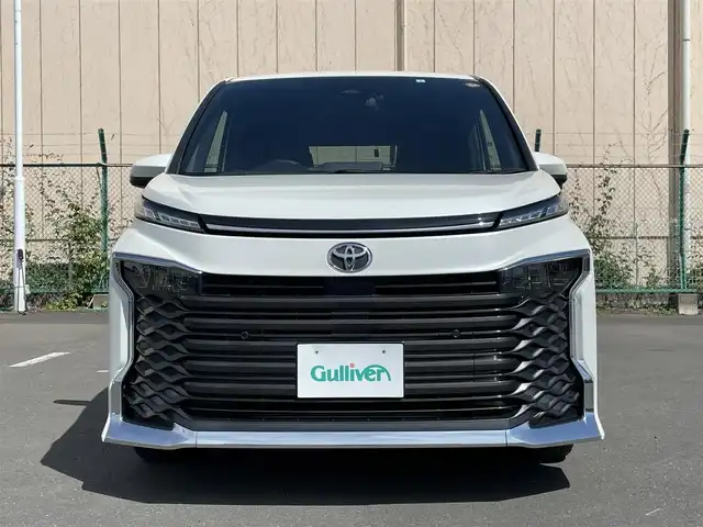 トヨタ ヴォクシー S－Z 東京都 2023(令5)年 2.9万km ホワイトパールクリスタルシャイン 純正10型ディプレィオーディオナビ&フルセグ/・BluetoothAudio/HDMI/DVD/・AppleCarPlay＆AndroidAuto/ブラインドスポットモニター /LEDヘッドライト/セーフティセンス /(衝突回避支援パッケージ)/・プリクラッシュセーフティ/・レーンディパーチャーアラート/・パーキングサポートブレーキ /・オートマチックハイビーム/・レーントレーンシングアシスト/・レーダークルーズコントロール/・ロードサインアシスト/両側パワースライドドア 　/ファブリックコンビシート/・快適温熱シート/・キャプテンシート＆充電用USBタイプC/バックガイドモニター /ビルトインETC/プッシュエンジンスタート/保証書＆取説