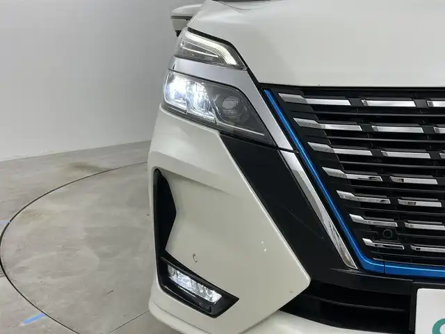 日産 セレナ e－パワー ハイウェイスター V 岡山県 2020(令2)年 4.6万km ブリリアントホワイトパール 福祉車両/・セカンドスライドアップシート/純正10インチナビ/・MM519D-L/（CD/DVD/TV/BT/Carplay)/純正11インチフリップダウンモニター/全方位カメラ/パーキングアシスト/両側パワースライドドア/プロパイロット/純正前後ドライブレコーダー/LEDヘッドライト/オートライト/ハンドルヒーター/シートヒーター/ETC