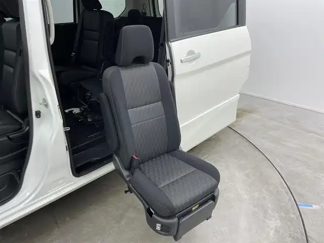 日産 セレナ e－パワー ハイウェイスター V 岡山県 2020(令2)年 4.6万km ブリリアントホワイトパール 福祉車両/・セカンドスライドアップシート/純正10インチナビ/・MM519D-L/（CD/DVD/TV/BT/Carplay)/純正11インチフリップダウンモニター/全方位カメラ/パーキングアシスト/両側パワースライドドア/プロパイロット/純正前後ドライブレコーダー/LEDヘッドライト/オートライト/ハンドルヒーター/シートヒーター/ETC