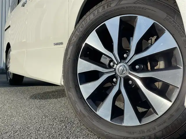 日産 セレナ ハイウェイスターVセレクションⅡ 福岡県 2018(平30)年 7万km ブリリアントホワイトパール プロパイロット/フリップダウンモニター/純正９インチナビ（ＭＭ５１８Ｄ－Ｌ）/フルセグTV/CD/DVD/BD/SD/BT/AUX/AM/FM/アラウンドビューモニター/エマージェンシーブレーキ/ＬＤＷ/ソナー/レーダークルーズコントロール/デジタルインナーミラー/ハンズフリー両側パワースライドドア/ステアリングヒーター/前席シートヒーター/パーキングアシスト/ビルトインETC/ドライブレコーダー/電動パーキング/ブレーキホールド/ステアリングリモコン/アイドリングストップ/スマートキー/プッシュスタート/純正AW/ロールサンシェード/シートバックテーブル