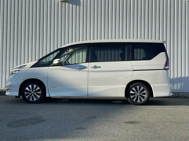 日産 セレナ ハイウェイスターVセレクションⅡ 福岡県 2018(平30)年 7万km ブリリアントホワイトパール プロパイロット/フリップダウンモニター/純正９インチナビ（ＭＭ５１８Ｄ－Ｌ）/フルセグTV/CD/DVD/BD/SD/BT/AUX/AM/FM/アラウンドビューモニター/エマージェンシーブレーキ/ＬＤＷ/ソナー/レーダークルーズコントロール/デジタルインナーミラー/ハンズフリー両側パワースライドドア/ステアリングヒーター/前席シートヒーター/パーキングアシスト/ビルトインETC/ドライブレコーダー/電動パーキング/ブレーキホールド/ステアリングリモコン/アイドリングストップ/スマートキー/プッシュスタート/純正AW/ロールサンシェード/シートバックテーブル