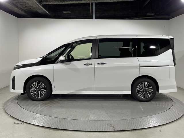 日産 セレナ e－パワー ハイウェイスター V 広島県 2025(令7)年 0.1千km プリズムホワイト 登録済未使用車　10Km/ヘッドランプ オートレベライザー/アダプティブLEDヘッドライトシステム/インテリジェント アラウンドビューモニター(移動物 検知機能付)/インテリジェント ルームミラー/アドバンスドドライブアシストディスプレイ（12.3インチカラーディスプレイ）/統合型インターフェースディスプレイ/ワイヤレス充電器/6スピーカー/NissanConnectナビゲーションシステム（地デジ内蔵）/車載通信ユニット（TCU［Telematics Control Unit］）/ETC2.0ユニット（ビルトインタイプ）/ドライブレコーダー（前後セット）/プロパイロット（ナビリンク機能付）/プロパイロット緊急停止支援システム(SOSコール機能付)/SOSコール/後席専用モニターHDMI NissanConnectナビ付車用/両側パワースライドドア/純正16インチアルミホイール(205/65/R16)/エアバッグ(運転席/助手席/サイド/カーテン)