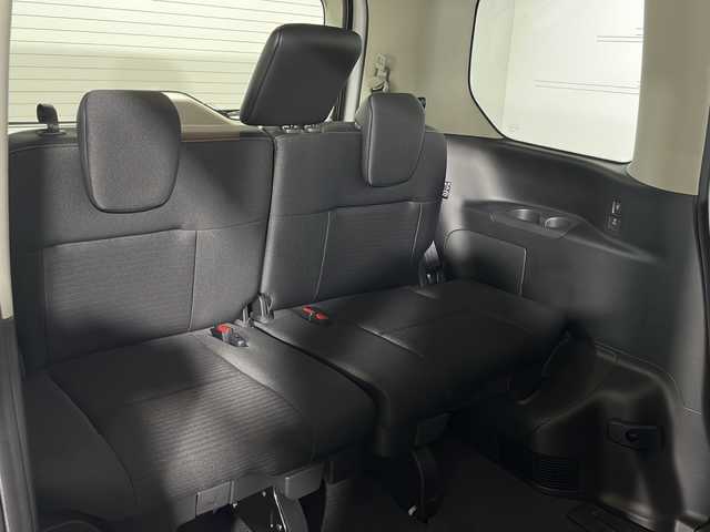 日産 セレナ e－パワー ハイウェイスター V 広島県 2025(令7)年 0.1千km プリズムホワイト 登録済未使用車　10Km/ヘッドランプ オートレベライザー/アダプティブLEDヘッドライトシステム/インテリジェント アラウンドビューモニター(移動物 検知機能付)/インテリジェント ルームミラー/アドバンスドドライブアシストディスプレイ（12.3インチカラーディスプレイ）/統合型インターフェースディスプレイ/ワイヤレス充電器/6スピーカー/NissanConnectナビゲーションシステム（地デジ内蔵）/車載通信ユニット（TCU［Telematics Control Unit］）/ETC2.0ユニット（ビルトインタイプ）/ドライブレコーダー（前後セット）/プロパイロット（ナビリンク機能付）/プロパイロット緊急停止支援システム(SOSコール機能付)/SOSコール/後席専用モニターHDMI NissanConnectナビ付車用/両側パワースライドドア/純正16インチアルミホイール(205/65/R16)/エアバッグ(運転席/助手席/サイド/カーテン)