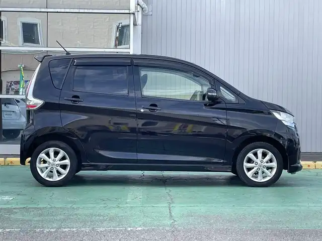 日産 デイズ ハイウェイスターX 埼玉県 2016(平28)年 7.4万km ブラック ワンオーナー/新車時保証書/取扱説明書/純正SDナビ（MM316D-W)/　（フルセグTV/BT/CD・DVD/SD/USB/ラジオ）/トラクションコントロール機能/スタビリティコントロール機能/エマージェンシーブレーキ/レーザーレーダー/アラウンドビューモニター/プッシュスタート/ステアリングスイッチ/オートライト/純正HIDヘッドライト/オートハイビーム/アイドリングストップ/ETC/純正フロアマット/純正ドアバイザー/タイヤサイズ　　155/65/R14