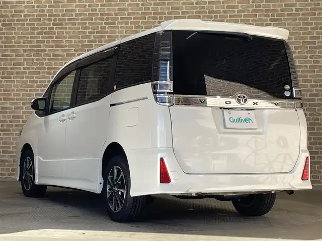 トヨタ ヴォクシー ZS 岩手県 2017(平29)年 6.4万km ホワイトパールクリスタルシャイン ワンオーナー/４WD/オプション12.1型後席モニター/寒冷地仕様/両側パワースライドドア/トヨタセーフティセンスC/プリクラッシュセーフティ/レーンディパーチャーアラート/オートマチックハイビーム/先行車発進告知機能/クルーズコントロール/MTモード付AT/横滑り防止装置/アイドリングストップ/純正オプション10.5型ナビ/フルセグTV/HDMI入力/TVキャンセラー/バックカメラ/ETC/リヤオートエアコン/ロールサンシェード/LEDヘッドランプ/LEDフォグランプ/純正16インチアルミホイール