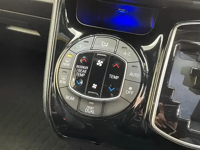 トヨタ ヴォクシー ZS 岩手県 2017(平29)年 6.4万km ホワイトパールクリスタルシャイン ワンオーナー/４WD/オプション12.1型後席モニター/寒冷地仕様/両側パワースライドドア/トヨタセーフティセンスC/プリクラッシュセーフティ/レーンディパーチャーアラート/オートマチックハイビーム/先行車発進告知機能/クルーズコントロール/MTモード付AT/横滑り防止装置/アイドリングストップ/純正オプション10.5型ナビ/フルセグTV/HDMI入力/TVキャンセラー/バックカメラ/ETC/リヤオートエアコン/ロールサンシェード/LEDヘッドランプ/LEDフォグランプ/純正16インチアルミホイール