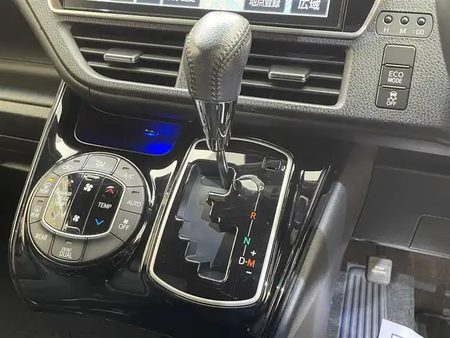 トヨタ ヴォクシー ZS 岩手県 2017(平29)年 6.4万km ホワイトパールクリスタルシャイン ワンオーナー/４WD/オプション12.1型後席モニター/寒冷地仕様/両側パワースライドドア/トヨタセーフティセンスC/プリクラッシュセーフティ/レーンディパーチャーアラート/オートマチックハイビーム/先行車発進告知機能/クルーズコントロール/MTモード付AT/横滑り防止装置/アイドリングストップ/純正オプション10.5型ナビ/フルセグTV/HDMI入力/TVキャンセラー/バックカメラ/ETC/リヤオートエアコン/ロールサンシェード/LEDヘッドランプ/LEDフォグランプ/純正16インチアルミホイール