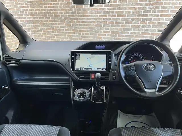 トヨタ ヴォクシー ZS 岩手県 2017(平29)年 6.4万km ホワイトパールクリスタルシャイン ワンオーナー/４WD/オプション12.1型後席モニター/寒冷地仕様/両側パワースライドドア/トヨタセーフティセンスC/プリクラッシュセーフティ/レーンディパーチャーアラート/オートマチックハイビーム/先行車発進告知機能/クルーズコントロール/MTモード付AT/横滑り防止装置/アイドリングストップ/純正オプション10.5型ナビ/フルセグTV/HDMI入力/TVキャンセラー/バックカメラ/ETC/リヤオートエアコン/ロールサンシェード/LEDヘッドランプ/LEDフォグランプ/純正16インチアルミホイール