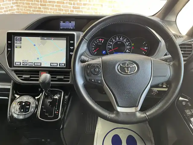 トヨタ ヴォクシー ZS 岩手県 2017(平29)年 6.4万km ホワイトパールクリスタルシャイン ワンオーナー/４WD/オプション12.1型後席モニター/寒冷地仕様/両側パワースライドドア/トヨタセーフティセンスC/プリクラッシュセーフティ/レーンディパーチャーアラート/オートマチックハイビーム/先行車発進告知機能/クルーズコントロール/MTモード付AT/横滑り防止装置/アイドリングストップ/純正オプション10.5型ナビ/フルセグTV/HDMI入力/TVキャンセラー/バックカメラ/ETC/リヤオートエアコン/ロールサンシェード/LEDヘッドランプ/LEDフォグランプ/純正16インチアルミホイール