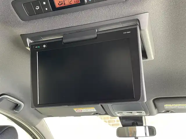 トヨタ ヴォクシー ZS 岩手県 2017(平29)年 6.4万km ホワイトパールクリスタルシャイン ワンオーナー/４WD/オプション12.1型後席モニター/寒冷地仕様/両側パワースライドドア/トヨタセーフティセンスC/プリクラッシュセーフティ/レーンディパーチャーアラート/オートマチックハイビーム/先行車発進告知機能/クルーズコントロール/MTモード付AT/横滑り防止装置/アイドリングストップ/純正オプション10.5型ナビ/フルセグTV/HDMI入力/TVキャンセラー/バックカメラ/ETC/リヤオートエアコン/ロールサンシェード/LEDヘッドランプ/LEDフォグランプ/純正16インチアルミホイール