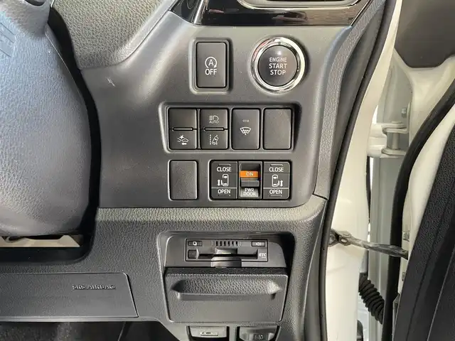 トヨタ ヴォクシー ZS 岩手県 2017(平29)年 6.4万km ホワイトパールクリスタルシャイン ワンオーナー/４WD/オプション12.1型後席モニター/寒冷地仕様/両側パワースライドドア/トヨタセーフティセンスC/プリクラッシュセーフティ/レーンディパーチャーアラート/オートマチックハイビーム/先行車発進告知機能/クルーズコントロール/MTモード付AT/横滑り防止装置/アイドリングストップ/純正オプション10.5型ナビ/フルセグTV/HDMI入力/TVキャンセラー/バックカメラ/ETC/リヤオートエアコン/ロールサンシェード/LEDヘッドランプ/LEDフォグランプ/純正16インチアルミホイール