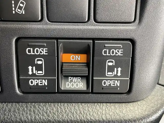 トヨタ ヴォクシー ZS 岩手県 2017(平29)年 6.4万km ホワイトパールクリスタルシャイン ワンオーナー/４WD/オプション12.1型後席モニター/寒冷地仕様/両側パワースライドドア/トヨタセーフティセンスC/プリクラッシュセーフティ/レーンディパーチャーアラート/オートマチックハイビーム/先行車発進告知機能/クルーズコントロール/MTモード付AT/横滑り防止装置/アイドリングストップ/純正オプション10.5型ナビ/フルセグTV/HDMI入力/TVキャンセラー/バックカメラ/ETC/リヤオートエアコン/ロールサンシェード/LEDヘッドランプ/LEDフォグランプ/純正16インチアルミホイール