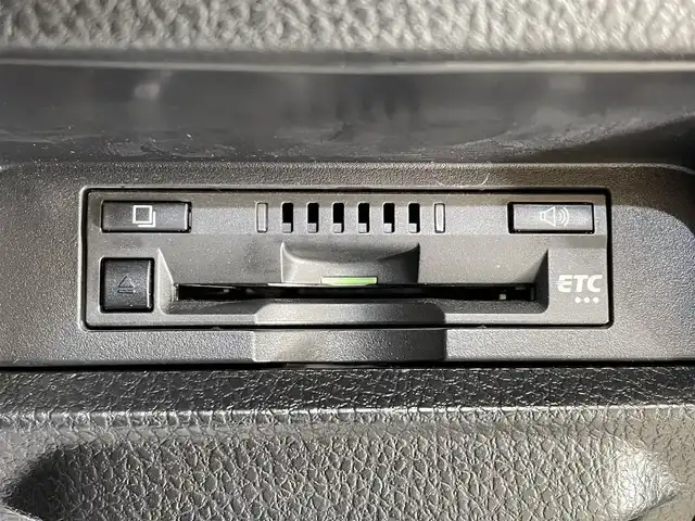 トヨタ ヴォクシー ZS 岩手県 2017(平29)年 6.4万km ホワイトパールクリスタルシャイン ワンオーナー/４WD/オプション12.1型後席モニター/寒冷地仕様/両側パワースライドドア/トヨタセーフティセンスC/プリクラッシュセーフティ/レーンディパーチャーアラート/オートマチックハイビーム/先行車発進告知機能/クルーズコントロール/MTモード付AT/横滑り防止装置/アイドリングストップ/純正オプション10.5型ナビ/フルセグTV/HDMI入力/TVキャンセラー/バックカメラ/ETC/リヤオートエアコン/ロールサンシェード/LEDヘッドランプ/LEDフォグランプ/純正16インチアルミホイール