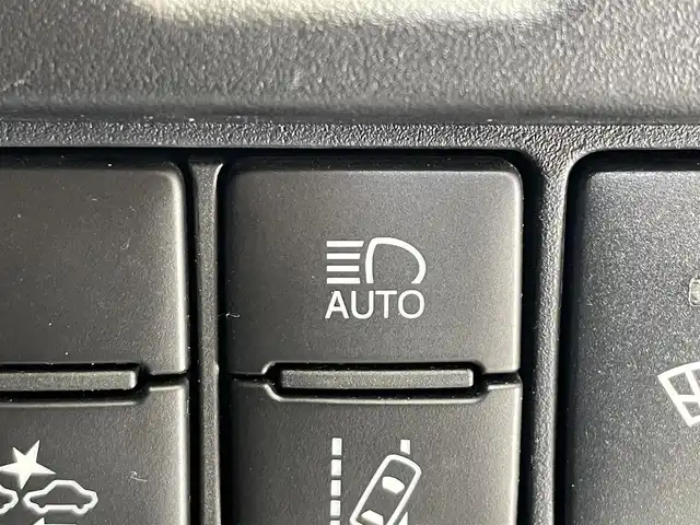 トヨタ ヴォクシー ZS 岩手県 2017(平29)年 6.4万km ホワイトパールクリスタルシャイン ワンオーナー/４WD/オプション12.1型後席モニター/寒冷地仕様/両側パワースライドドア/トヨタセーフティセンスC/プリクラッシュセーフティ/レーンディパーチャーアラート/オートマチックハイビーム/先行車発進告知機能/クルーズコントロール/MTモード付AT/横滑り防止装置/アイドリングストップ/純正オプション10.5型ナビ/フルセグTV/HDMI入力/TVキャンセラー/バックカメラ/ETC/リヤオートエアコン/ロールサンシェード/LEDヘッドランプ/LEDフォグランプ/純正16インチアルミホイール